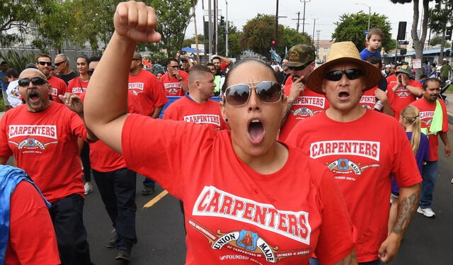 Miembros del gremio de carpinteros de Long Beach (California), en el desfile del Día del Trabajador en 2018. Foto: AFP