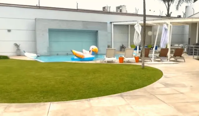 La piscina de Magaly Medina. Foto: Youtube.