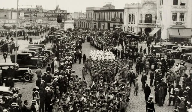  Desfile en la Plaza San Martín en 1924 por el centenario de la Batalla de Ayacucho. Foto: Lima la única    