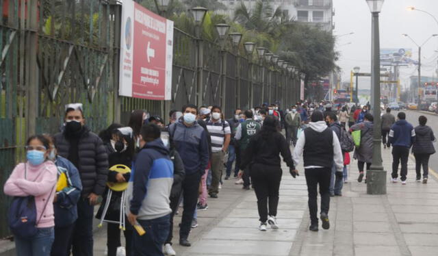 Decenas de peruanos en los exteriores del Parque de la Exposición con el objetivo de ser inmunizados contra la COVID-19. Foto: Carlos Contreras/La República