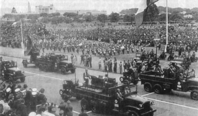 Desfile en el Campo de Marte en 1958 cuando no habían rejas. Foto: Lima la única