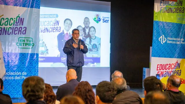 Gobernador Mesías Guevara dijo que capacitarán a docentes y escolares sobre educación financiera. Foto: GORE Cajamarca.