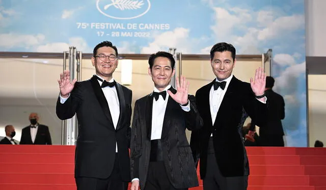 Jung Man Sik, Lee Jung Jae y Jung Woo Sung en el Festival de Cine de Cannes 2022. Foto: AFP