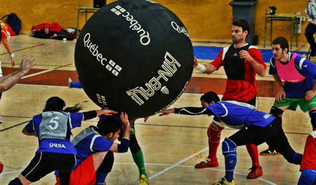 El kin ball se juega con una pelota enorme, pero ligera. Foto: EFE
