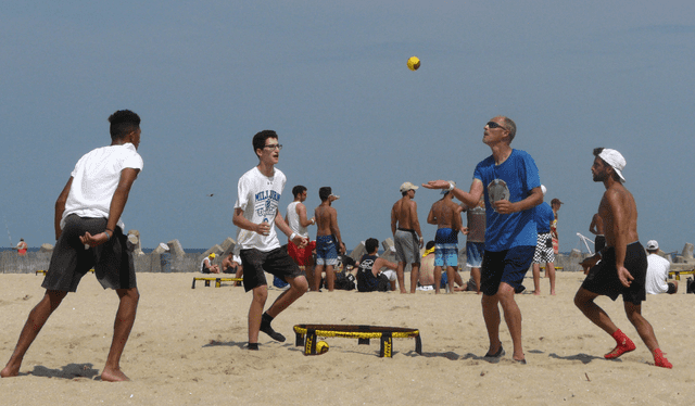 El spikeball se juega con dos equipos de dos integrantes cada uno. Foto: AFP