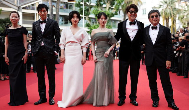 Gang Dong Won, Lee Joo Young, Lee Ji Eun (IU), Song Kang Ho y el director Hirokazu Kore-Eda en la red carpet del Festival de Cine de Cannes 2022 para el estreno de "Broker". Foto: AFP