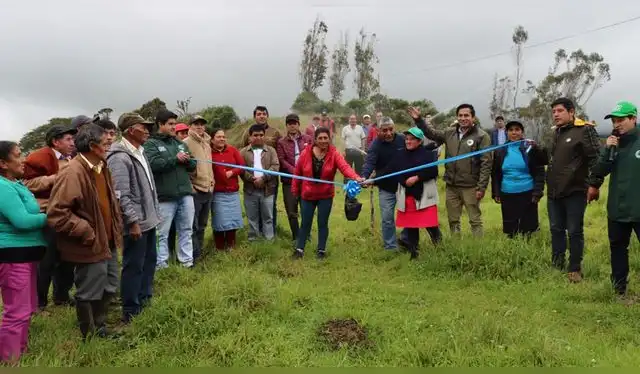 Autoridades de Cajamarca, San Miguel y campesinos en ceremonia de inauguración de reservorio en Tongod Alto. Foto: GORE Cajamarca.