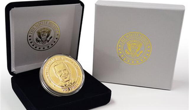 Medalla conmemorativa que brindó el presidente Joe Biden a BTS. Foto: vía Twitter @BangBangtanEsp_