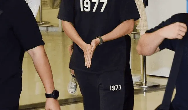 Namjoon (RM) de BTS en el Aeropuerto Internacional de Incheon tras su viaje a Washington. Foto: TV Report