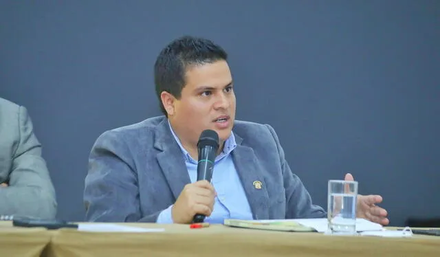 Diego Bazán sostuvo reunión de trabajo con la concesionaria. Foto: videocaptura