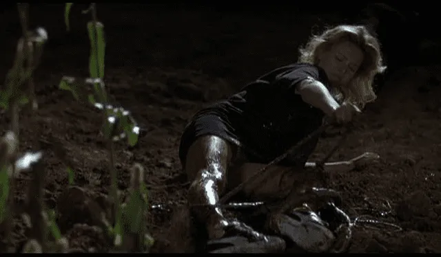 Charlize Theron en “Los chicos del maíz III: la cosecha urbana” de 1995. Foto: captura de Twitter
