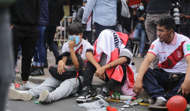 El lamento de los fanáticos de la selección peruana. Fotos: LR/ John Reyes