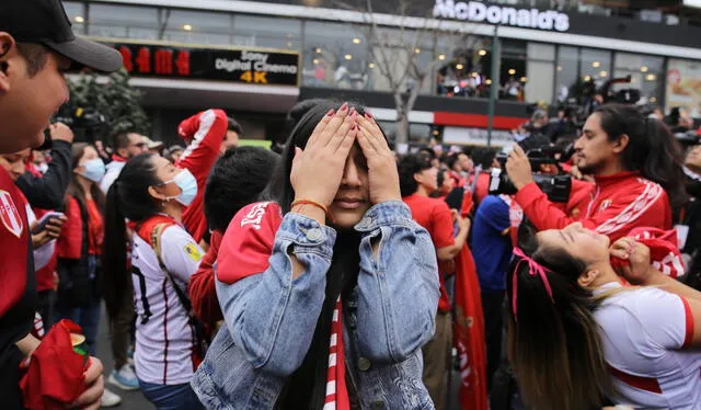 La reacción de las hinchas ante la eliminación de Perú. Fotos: LR/ John Reyes