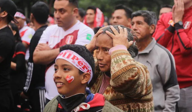 Familias enteras se quedaron con el grito de la clasificación en la garganta. Fotos: LR/ John Reyes