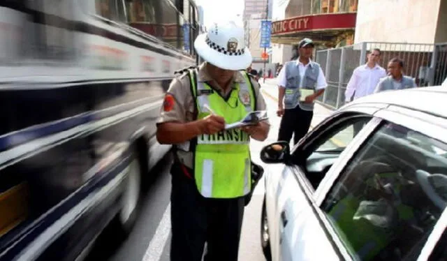Las multas de tránsito son castigos monetarios que un país impone a las y los choferes o personas que cometen una infracción. Foto: Andina