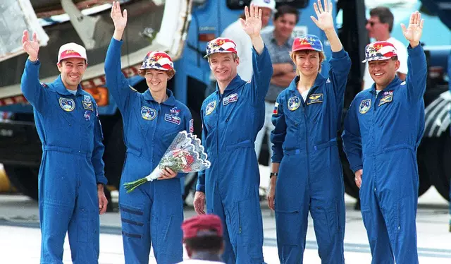 El astronauta Carlos Noriega (extrema derecha) y miembros de la tripulación después del aterrizaje del transbordador 'Atlantis', en Florida. Foto: AFP