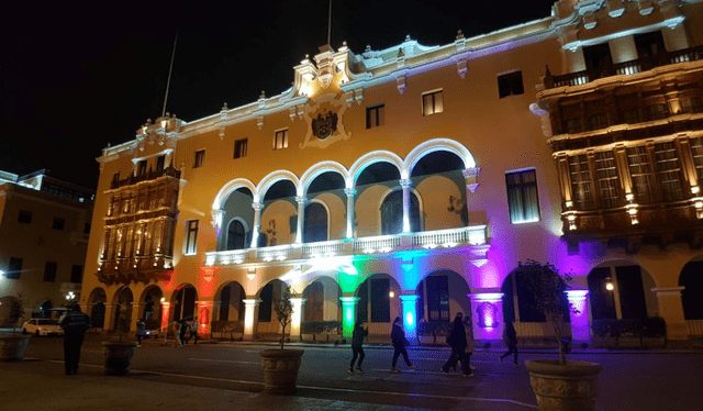 La iluminación del Palacio Municipal con los colores del arcoíris se dio en el marco del Mes del Orgullo LGBTIQ+. Foto: Grace Mora / URPI - LR