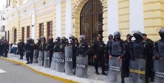 Efectivos policiales de seguridad ciudadana se concentran frente a la Municipalidad de Chiclayo para mantener bajo control la manifestación. Foto: URPI/ LR Norte.