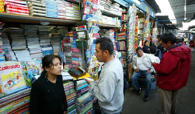 Obras literarias, textos escolares y todo tipo de libros se venden en jirón Amazonas. Foto: Andina