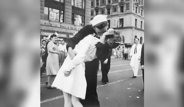 La fotografía del beso más famoso del mundo simboliza para los estadounidenses el fin de la Segunda Guerra Mundial. Foto: El País
