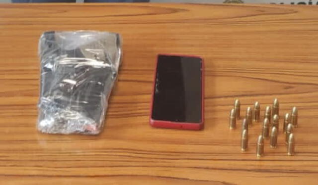 Al intervenido se halló una pistola marca Glock con una cacerina con 16 municiones. Foto: PNP Al intervenido se halló una pistola marca Glock con una cacerina con 16 municiones. Foto: PNP