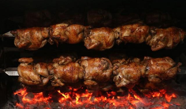 Según la nutricionista Magaly Herrera, la forma de cocinar el pollo a la brasa ocasiona que la piel del animal se vuelva dañina. Foto: RPP