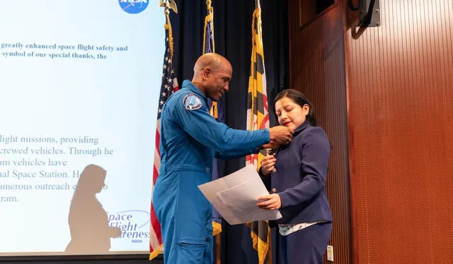 El astronauta de la NASA Victor Glover entregó a la ingeniera Rosa Ávalos-Warren el premio Silver Snoopy. Foto: NASA