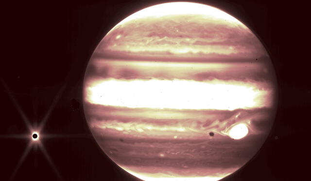 Júpiter y su luna Europa se aprecian en esta composición de tres imágenes tomadas por el instrumento NIRCam del James Webb. Foto: NASA / ESA / CSA / STScI