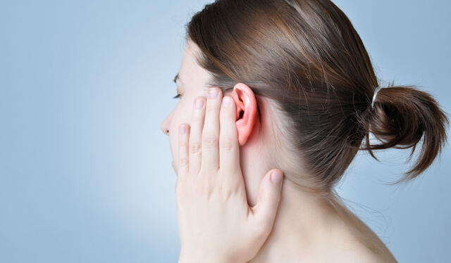 Tener la oreja roja es un síntoma común y no preocupante. Sin embargo, deberías acudir a un especialista, si te produce incomodidad. Foto: Verywell Health   