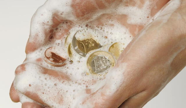  Para limpiar adecuadamente tus monedas deberás seguir los siguientes pasos. Foto: Univisión/referencial   