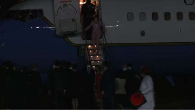 Nancy Pelosi desciende del avión en aeropuerto Songshan de Taiwán. Foto: Ken Moriyasu/corresponsal diplomático