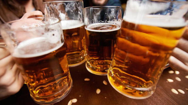 La cerveza, una de las bebidas más consumidas en el mundo, tiene su propia fecha de celebración. Foto: AFP