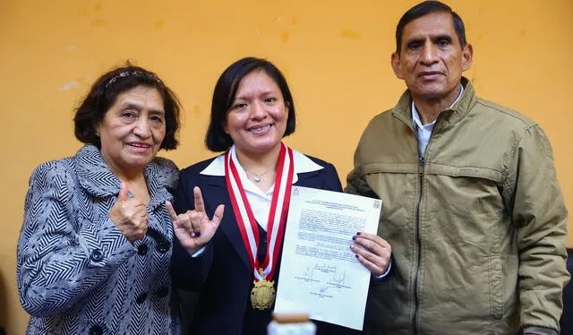 Karin Quijada Lovatón junto a sus padres en la sustentación de su tesis en San Marcos. Foto: Andina