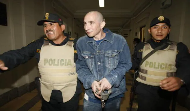 Trujillo Ospina siendo llevado por los policías. Foto: difusión
