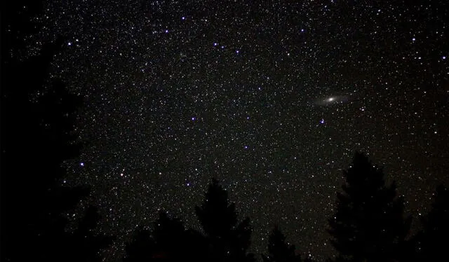  Ubicación de la galaxia Andrómeda en la parte derecha. Se destaca por sobre las estrellas individuales. Imagen: Stellarium / La República<br><br>    