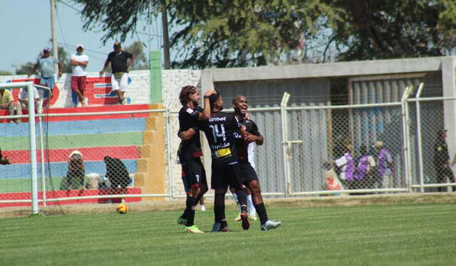Luis Trujillo celebrando su gol a Atlético Grau con Gaspar Gentile y Carlo Diez. Foto: DeChalaca