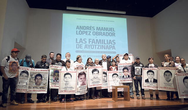 Solidario. El presidente de México, Andrés Manuel López Obrador (centro), con los familiares de los 43 estudiantes desaparecidos en setiembre del 2014.