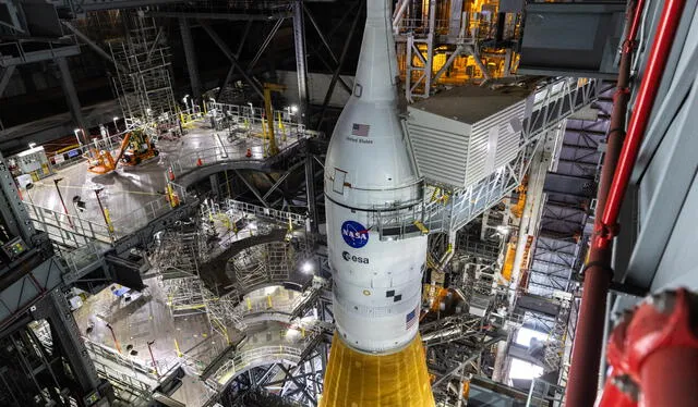  La nave Orión, acoplada en la cima del cohete Space Launch System (SLS). Foto: NASA    