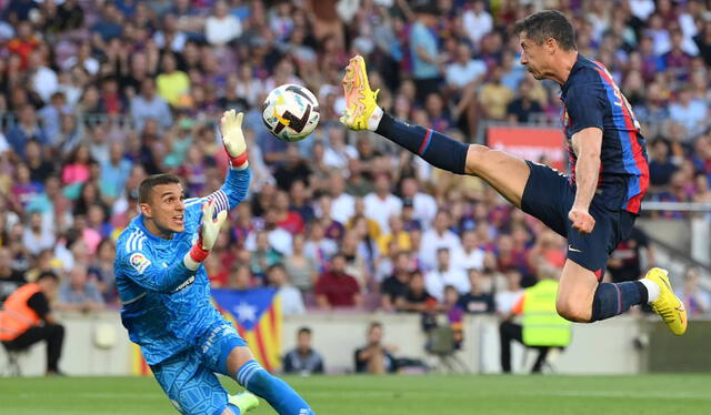 Robert Lewandowski celebró su primer gol con el Barcelona en el Camp Nou. Foto: EFE