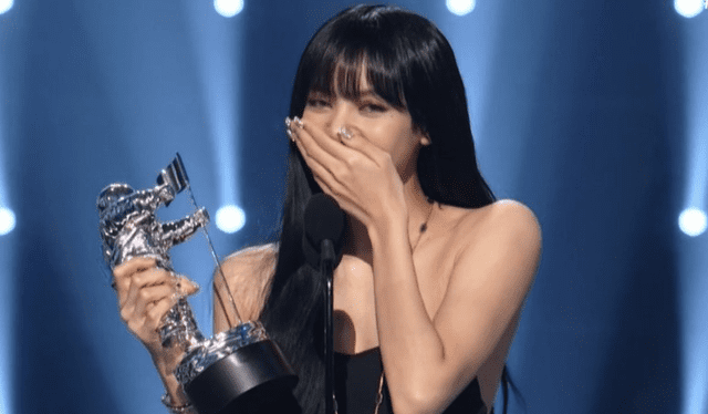 Lisa de BLACKPINK al ganar como mejor artista de k-pop en los MTV VMAS 2022. Foto: MTV   