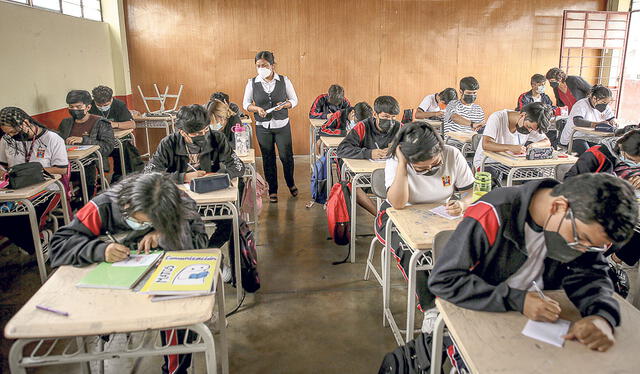 Cambios. Tras idas y venidas, el Ejecutivo dispuso que los escolares usen de forma voluntaria las mascarillas en sus aulas. Foto: John Reyes/ La República