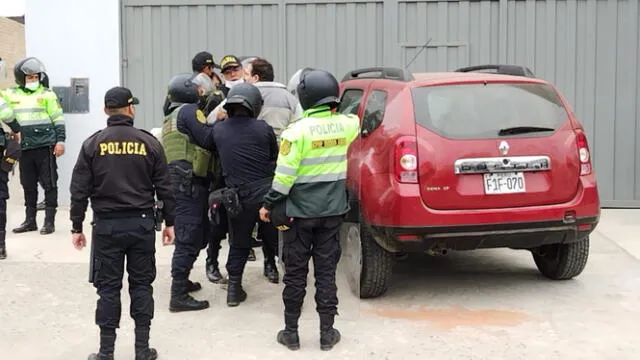 Hombre fue detenido por atravesar con su auto el cordón policial. Foto: Y. Goicoche/La República