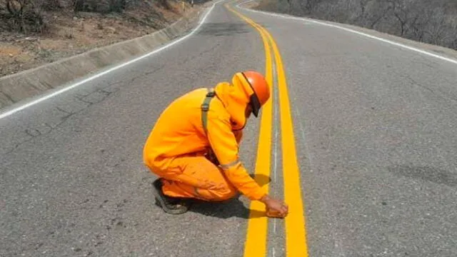 Trabajos de señalización en el tramo Puente Mayor-Higuerón en Tumbes. Foto: MTC.