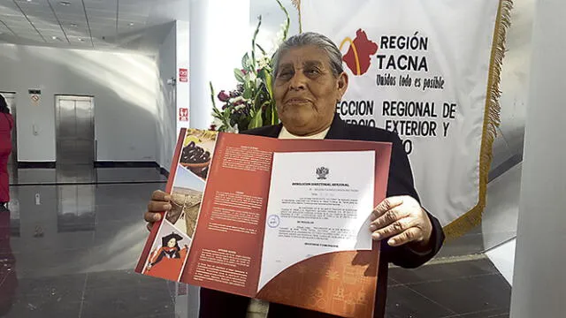 Victoria Cáceres recibió un reconocimiento de parte de la región Tacna. Foto: Andina