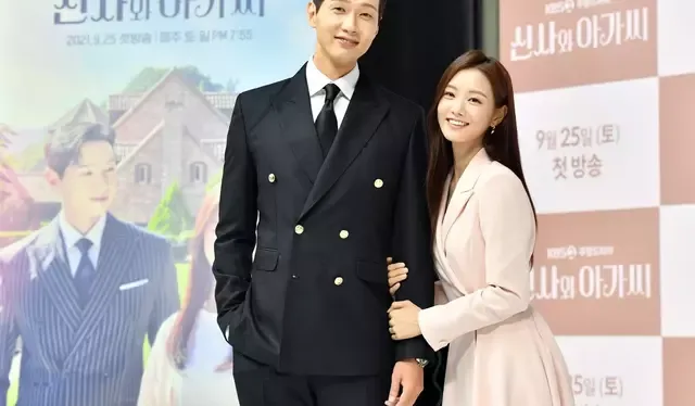 Ji Hyun Woo y Lee Se Hee en conferencia de prensa de "Un caballero y una joven dama". Foto: KBS2