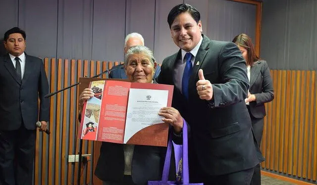  'La tía Vicky' recibiendo un reconocimiento de la Dirección Regional de Comercio Exterior y Turismo (Dircetur). Foto: Andina    