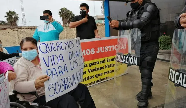 Un grupo de familiares protestaron en la explanada de la Municipalidad de Villa El Salvador. Foto: Vecinos -Deflagración/Facebook Un grupo de familiares protestaron en la explanada de la Municipalidad de Villa El Salvador. Foto: Vecinos -Deflagración/Facebook