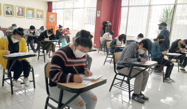 Afectados. Jóvenes de bajos recursos verán truncado su sueño de tener estudios pagados. Foto: La República