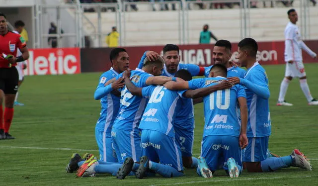Janio Pósito celebra junto a sus compañeros un gol frente a Ayacucho FC. Foto: Jesús Calcina (DeChalaca)