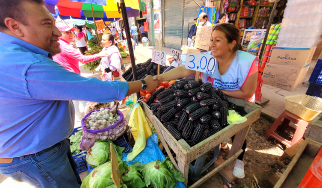 Lusi Felipe recorre mercados y pueblos jóvenes para explicar su plan de gobierno. Foto: Facebook/ Avanza País